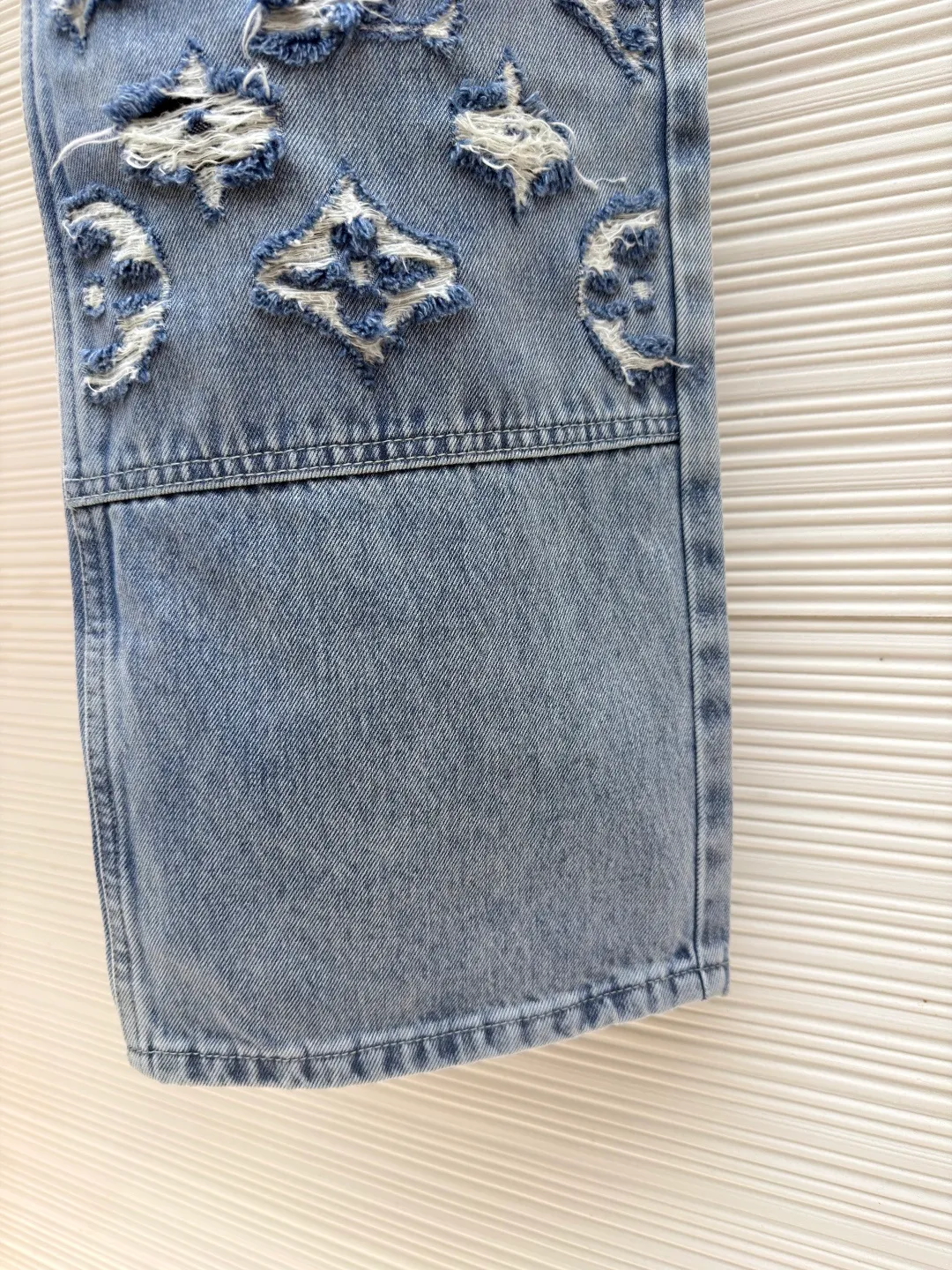 LOUIS VUITTON washed ripped jeans ●Authentic product: Purchased and developed at 17700 ●Item number: 1680603-B45 ●Material: pure cotton premium denim ●Technology: laser burning ●Version: fitted version ●Weight: about 885 grams ●Size: 30-32-34-36 ●Description: This destroyed detail is really cool. This washed denim truck elevates a classic silhouette with contrasting Monogram detailing front and rear, crafted with an edgy tear effect. This mid-season piece is effortlessly layered and can be worn with matching accessories for an on-trend look.